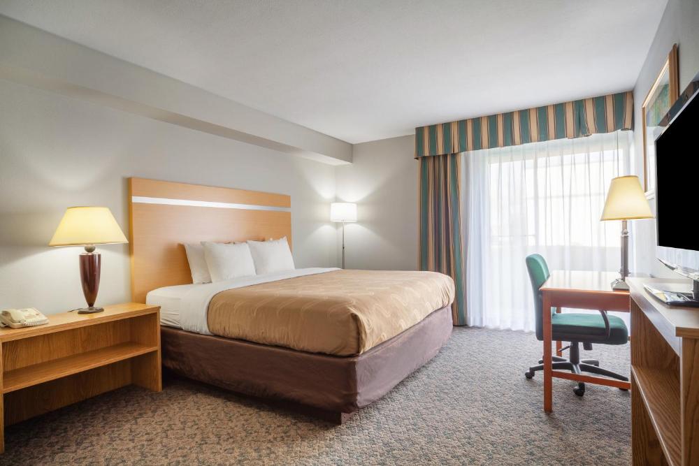 King Suite - Accessible/Non-Smoking interior